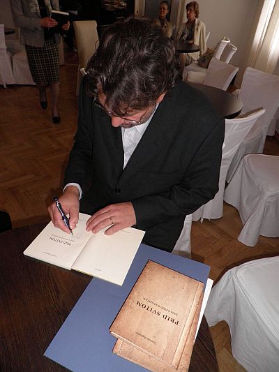 tomislav potpisuje knjige
